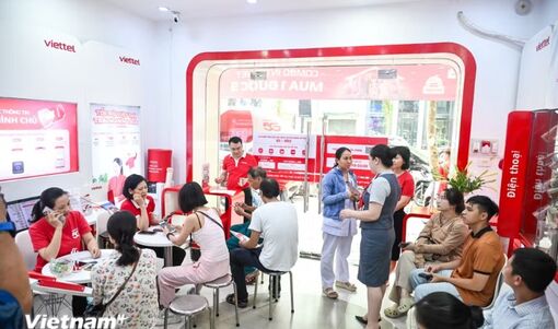 Đông nghịt người dân đến xác thực thuê bao trong ngày đầu bị khoá SIM một chiều