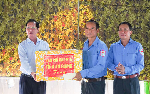 Phó Chủ tịch UBND tỉnh An Giang Lê Văn Phước thăm, động viên Đội K93 tại Campuchia
