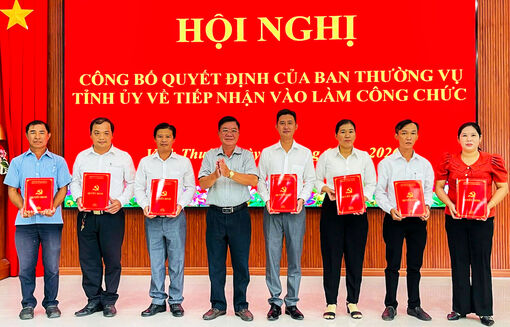 Xã Vĩnh Thuận tiếp nhận 7 công chức