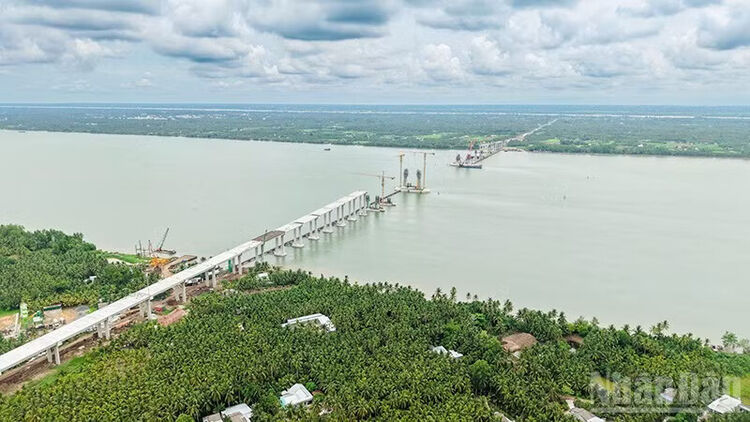 Bộ trưởng Xây dựng kiểm tra tiến độ cầu Đại Ngãi 1 bắc qua sông Hậu