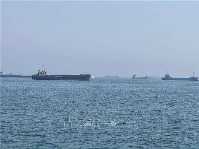 Tàu thuyền bắt đầu di chuyển trở lại qua eo biển Hormuz