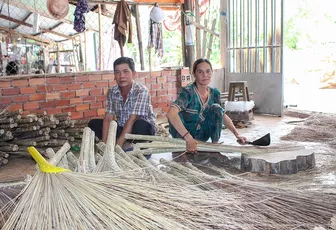 Làm giàu từ những cọng dừa quê hương
