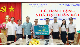 BIDV Chi nhánh Kiên Giang trao 180 triệu đồng xây nhà Đại đoàn kết tại phường Hà Tiên