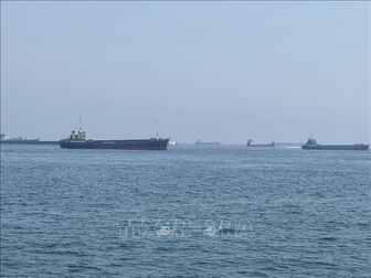 Tàu thuyền bắt đầu di chuyển trở lại qua eo biển Hormuz