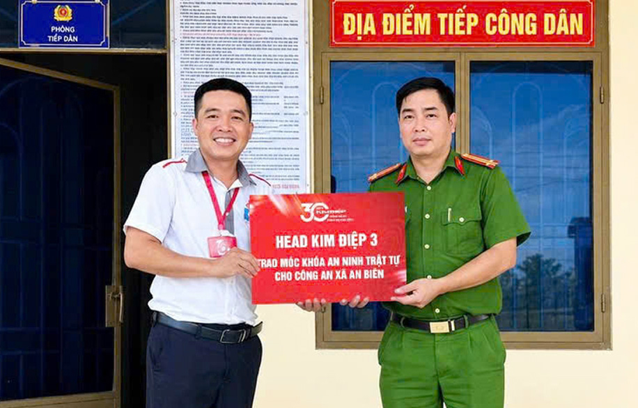 Công an xã An Biên tặng 1.000 móc khóa an ninh trật tự cho người dân