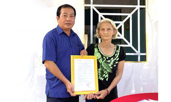 Bàn giao hai căn nhà Tình thương tại phường Thới Sơn