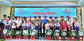 Đoàn Thanh niên đặc khu Phú Quốc thực hiện chương trình tặng túi an sinh - đồng hành vì biển, đảo quê hương