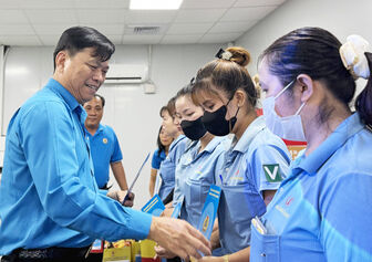 An Giang: Thăm, tặng quà đoàn viên, người lao động mắc bệnh hiểm nghèo, hoàn cảnh khó khăn