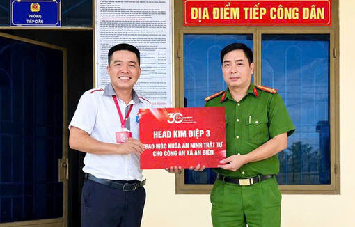 Công an xã An Biên tặng 1.000 móc khóa an ninh trật tự cho người dân