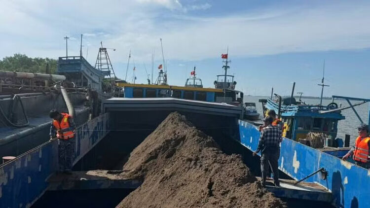 Liên tục phát hiện các phương tiện vận chuyển cát trái phép
