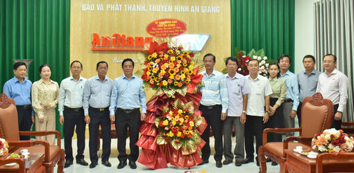 Chủ tịch UBND tỉnh An Giang Hồ Văn Mừng chúc mừng Báo và Phát thanh - Truyền hình An Giang nhân Ngày Báo chí Cách mạng Việt Nam