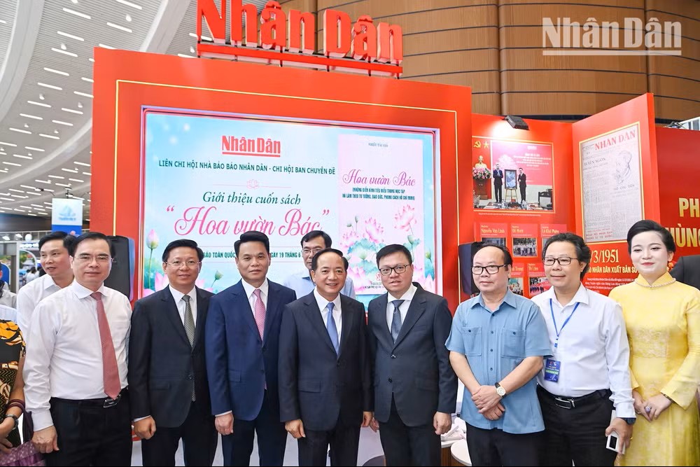 Ra mắt cuốn sách “Hoa vườn Bác” tại Hội Báo toàn quốc năm 2026