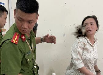 Chửi bới, hành hung chiến sĩ công an, một phụ nữ bị khởi tố