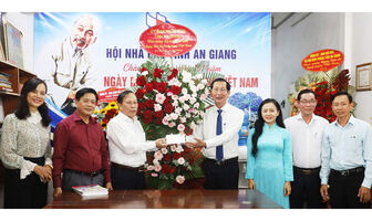 Phó Chủ tịch UBND tỉnh An Giang Lê Văn Phước chúc mừng các cơ quan báo chí nhân kỷ niệm Ngày Báo chí cách mạng Việt Nam