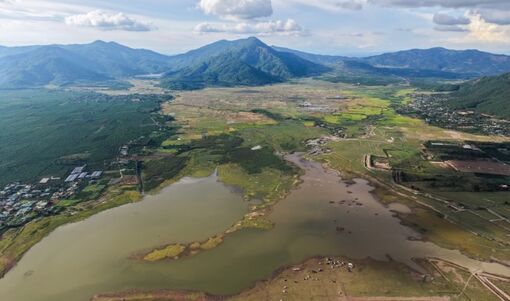 Biển Hồ chuyển sắc trong hoàng hôn