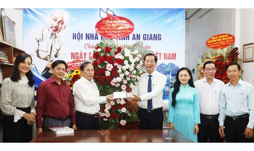 Phó Chủ tịch UBND tỉnh An Giang Lê Văn Phước chúc mừng các cơ quan báo chí nhân kỷ niệm Ngày Báo chí cách mạng Việt Nam