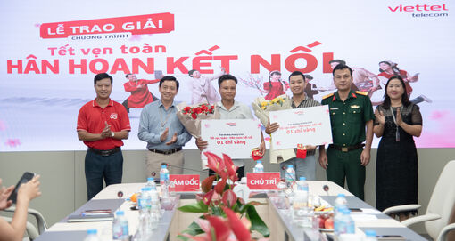 Viettel An Giang trao thưởng vàng cho khách hàng may mắn