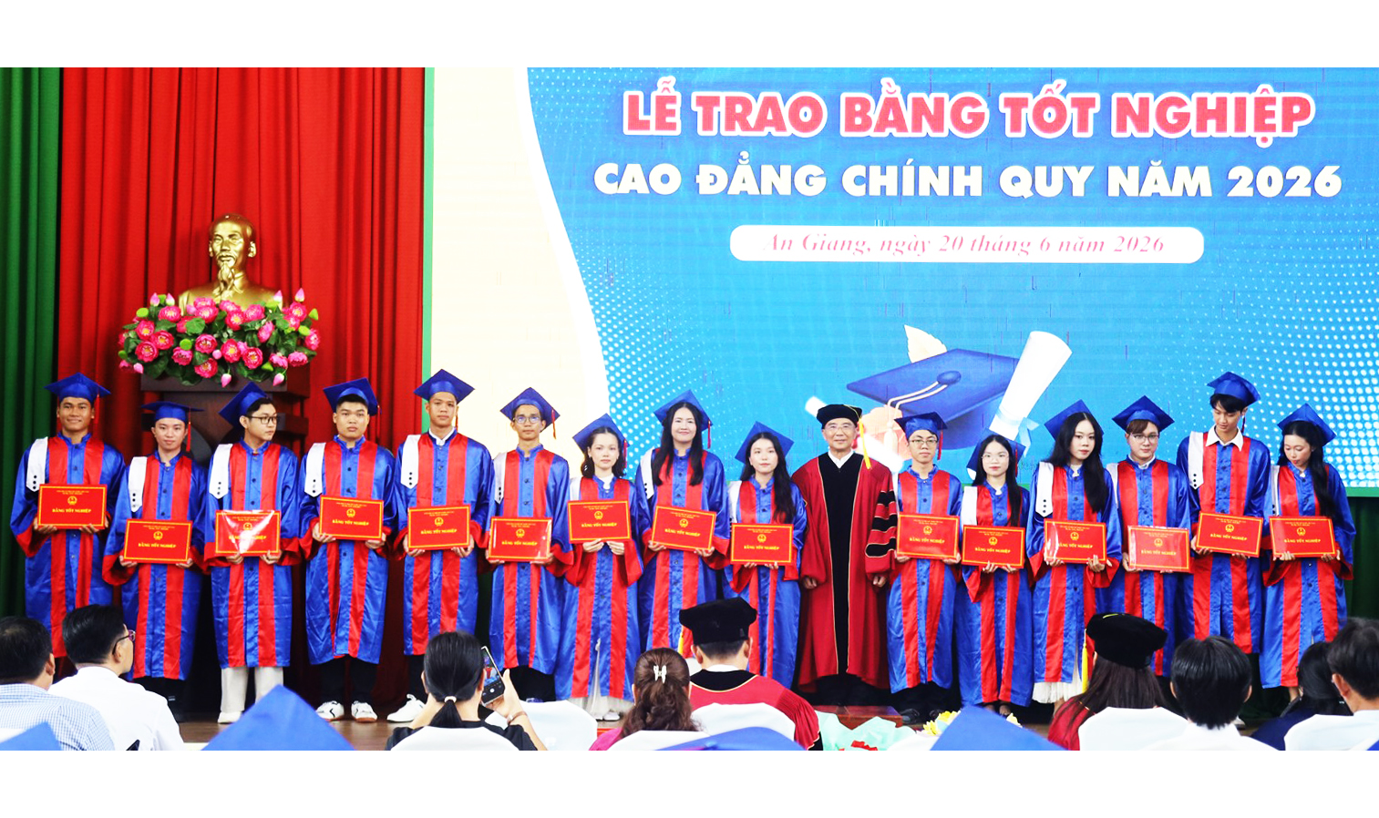 Trường Cao đẳng Kiên Giang trao bằng tốt nghiệp cho 722 tân cử nhân, tân kỹ sư