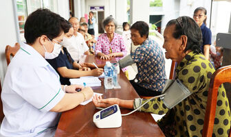 Phường Tịnh Biên khám bệnh và trao quà cho 400 hộ gia đình có hoàn cảnh khó khăn