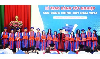 Trường Cao đẳng Kiên Giang trao bằng tốt nghiệp cho 722 tân cử nhân, tân kỹ sư