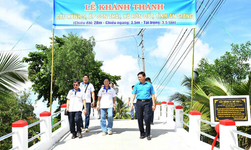 Liên đoàn Lao động tỉnh An Giang khánh thành hai cầu giao thông tại xã Hòn Đất