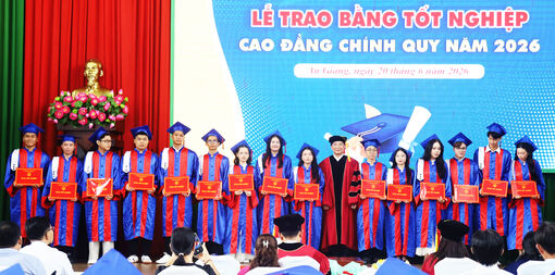Trường Cao đẳng Kiên Giang trao bằng tốt nghiệp cho 722 tân cử nhân, tân kỹ sư