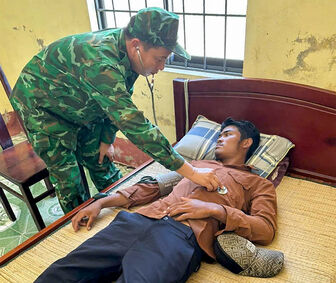 Kịp thời cứu nạn người đàn ông trôi dạt trên biển