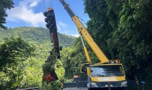 Lâm Đồng: Tai nạn liên hoàn nghiêm trọng trên đèo Bảo Lộc, 2 ôtô lao xuống vực