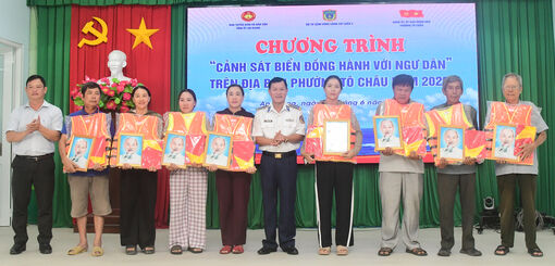 Tổ chức chương trình “Cảnh sát biển đồng hành với ngư dân” trên địa bàn phường Tô Châu