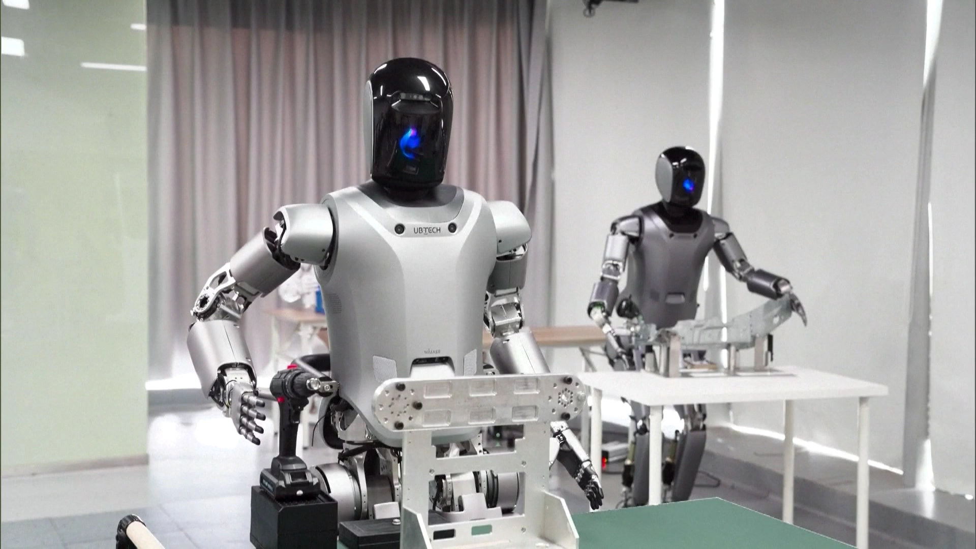 Siêu nhà máy robot của Trung Quốc đi vào hoạt động