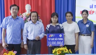 "ATV tiếp bước đến trường" trao học bổng cho em Lê Trần Yến Vy