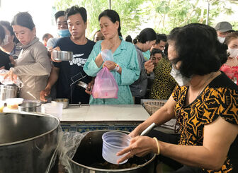 Chăm lo bữa ăn cho bệnh nhân nghèo