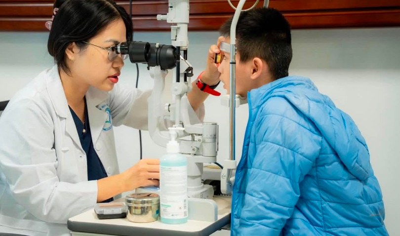 Trẻ cần được khám mắt định kỳ để sớm phát hiện cận thị