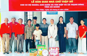 Hội Chữ thập đỏ Bửu Sơn bàn giao hai căn nhà cho hộ nghèo
