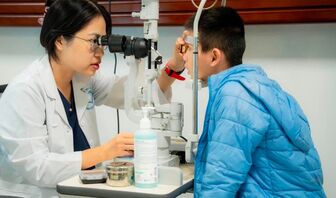 Trẻ cần được khám mắt định kỳ để sớm phát hiện cận thị