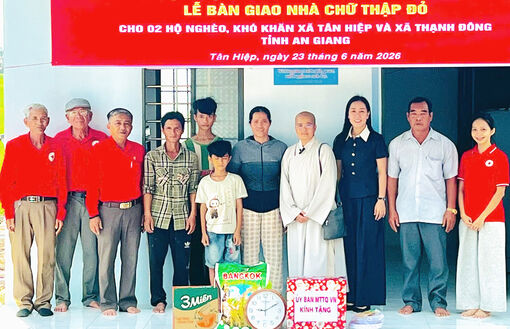 Hội Chữ thập đỏ Bửu Sơn bàn giao hai căn nhà cho hộ nghèo