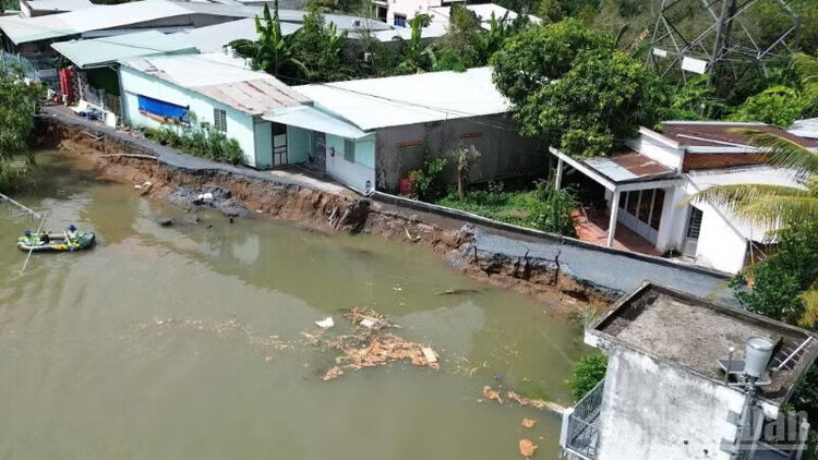 Đồng Tháp tìm nguyên nhân vụ sạt lở đường bờ Tây kênh Cổ Cò