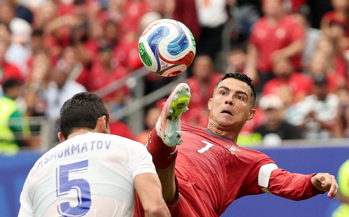 Ronaldo trút bỏ áp lực: 'Cả tuần tăm tối, tưởng như giải nghệ'