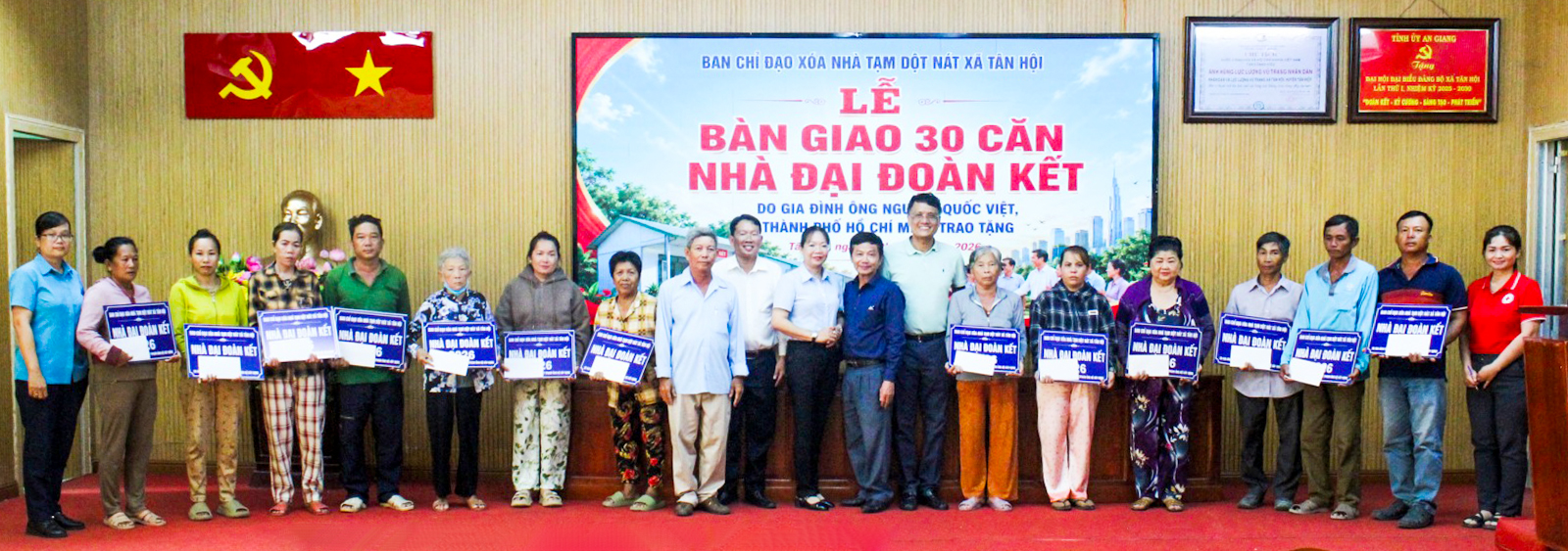Bàn giao 30 căn nhà Đại đoàn kết tại xã Tân Hội