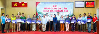 Bàn giao 30 căn nhà Đại đoàn kết tại xã Tân Hội