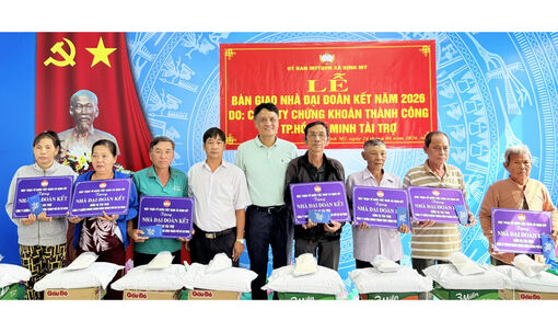 Bàn giao 43 căn nhà Đại đoàn kết tại hai xã Định Mỹ và Vĩnh Trạch