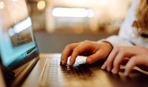 Lý do dân văn phòng vẫn chuộng chuột dù laptop có touchpad?