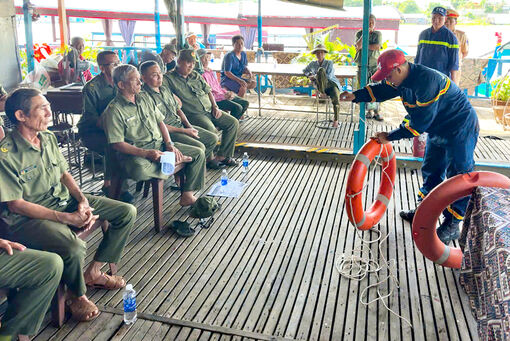 Nâng cao kỹ năng ứng phó với sự cố cho lực lượng an ninh cơ sở và cư dân làng bè xã Vĩnh Hậu