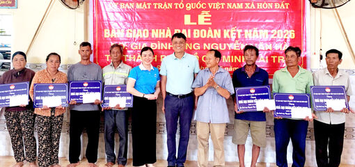 Bàn giao 20 căn nhà đại đoàn kết cho người dân xã Hòn Đất
