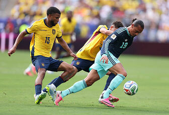 Ecuador quật ngã Đức để rộng cửa vào vòng knock-out