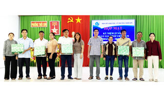 Hội Liên hiệp Phụ nữ phường Thới Sơn khen thưởng 12 gia đình tiêu biểu