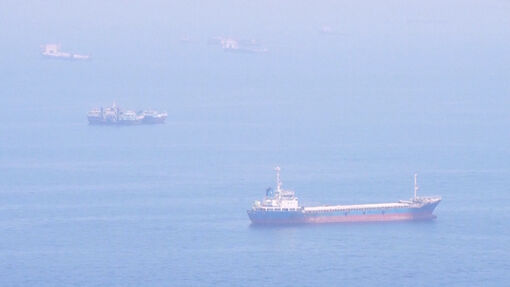 Eo biển Hormuz nhộn nhịp trở lại