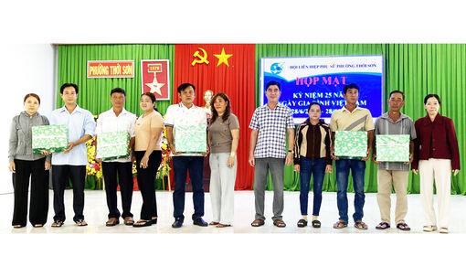Hội Liên hiệp Phụ nữ phường Thới Sơn khen thưởng 12 gia đình tiêu biểu