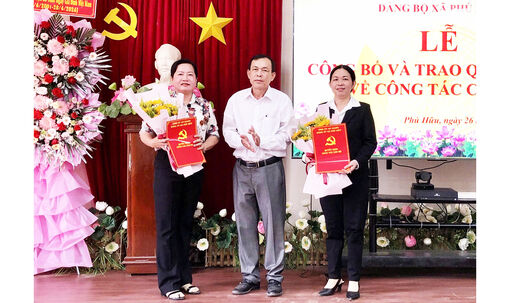 Đảng ủy xã Phú Hữu trao quyết định công tác cán bộ