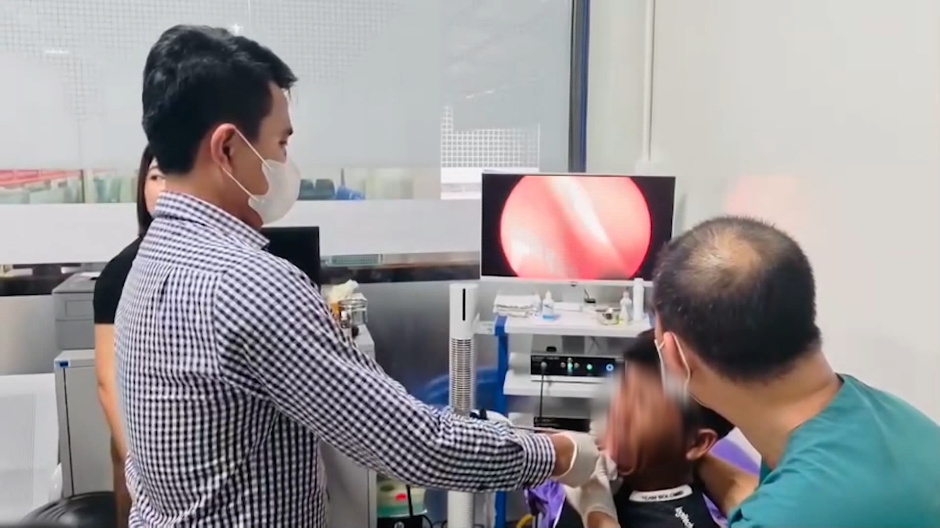 Gắp một con cá rô sống ra khỏi thực quản một bệnh nhân